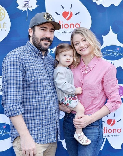 Emilie de Ravin carrying her daughter Vera Audrey de Ravin-Bilitch and her husband Eric Bilitch